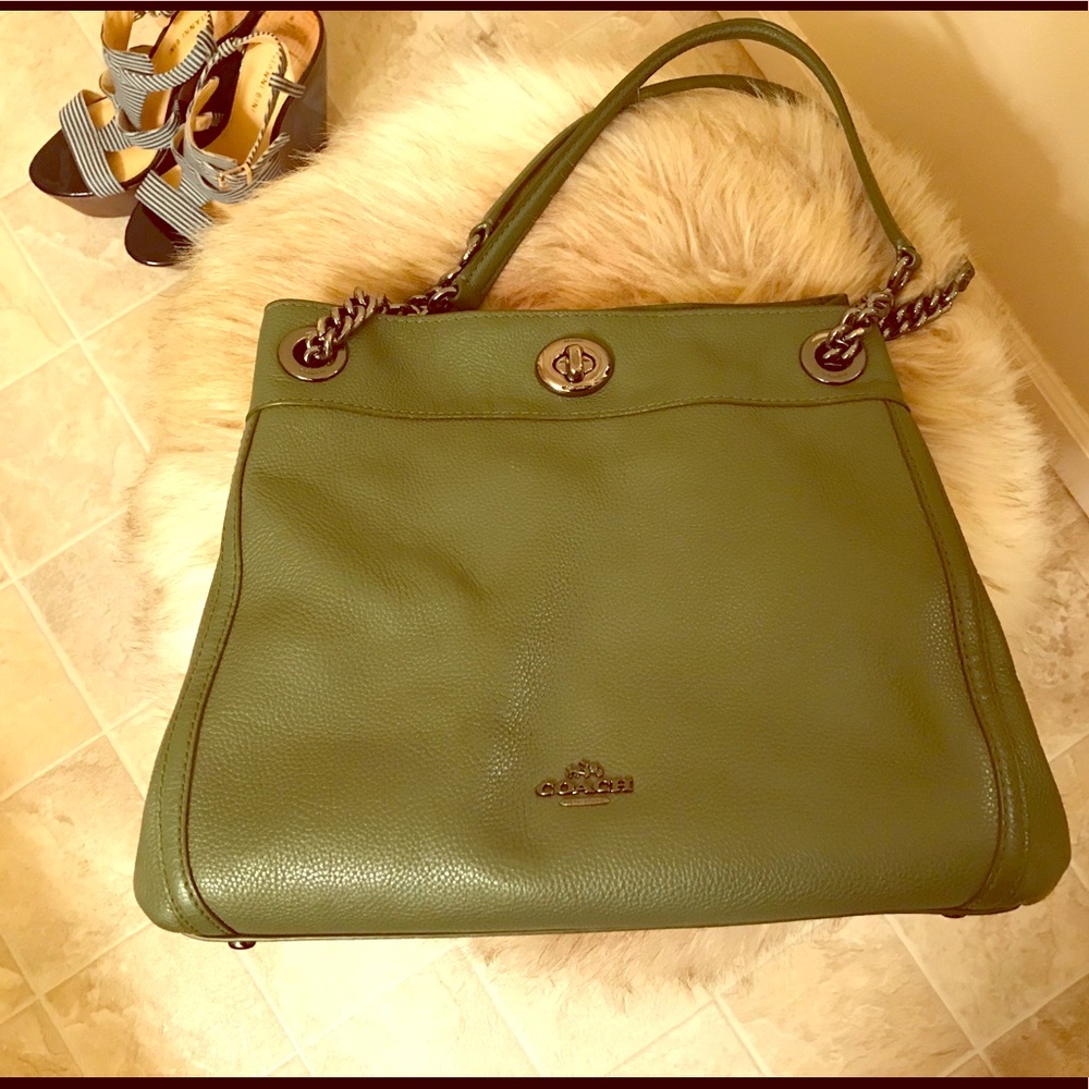 Coach Turnlock Edie Army green purse